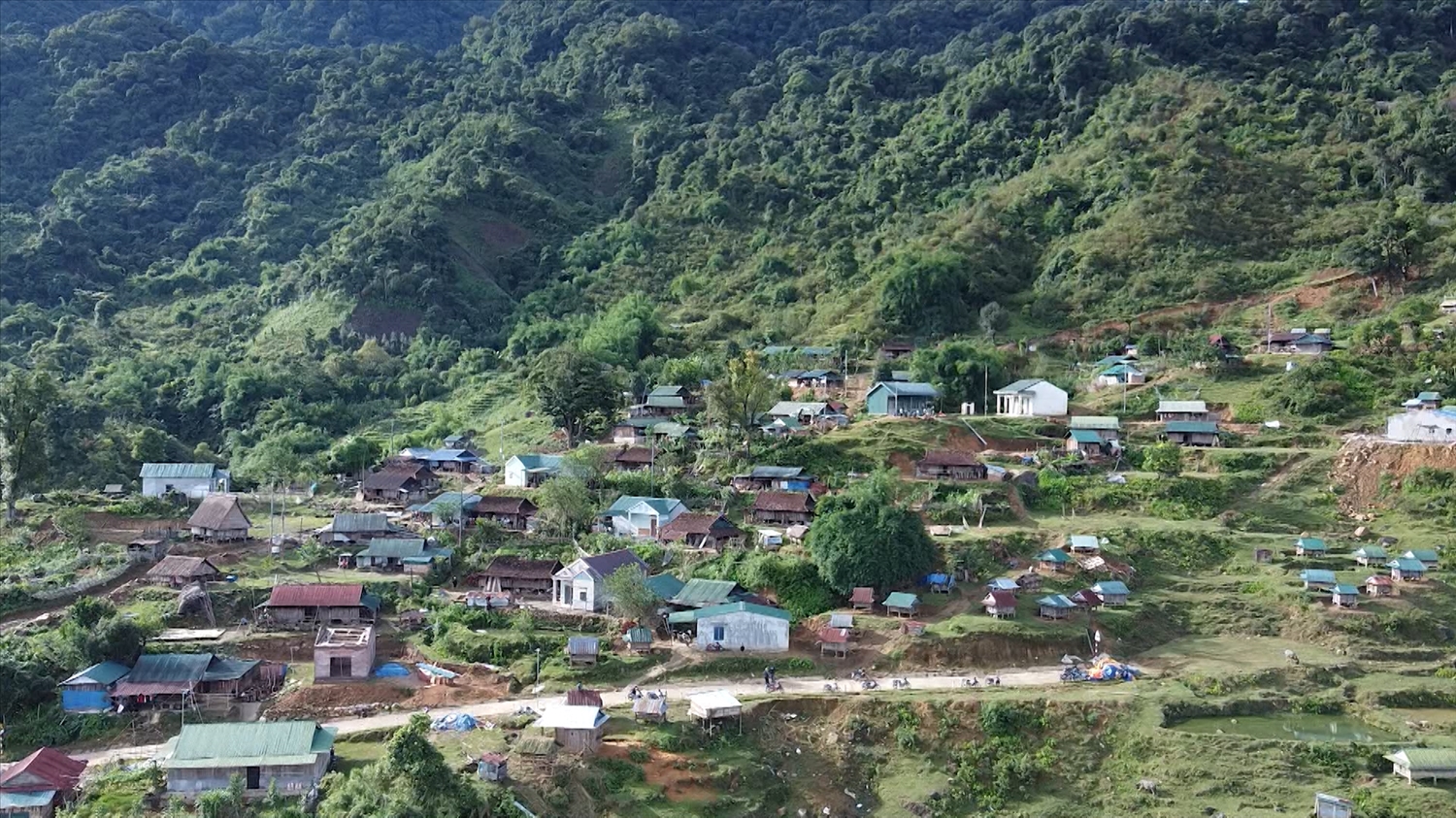 Nhiều căn nhà mới xây dựng kiên cố đã làm thay đổi diện mạo thôn Tân Rát, xã Ngọc Linh, huyện Đăk Glei