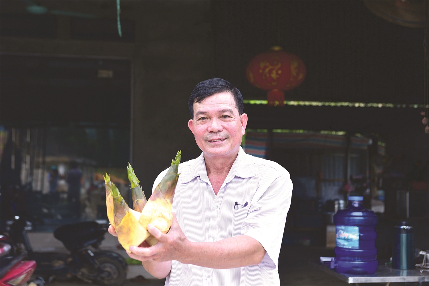 Ông Ngô Ngọc Thành giới thiệu măng Lục Trúc vừa được thu hoạch về.