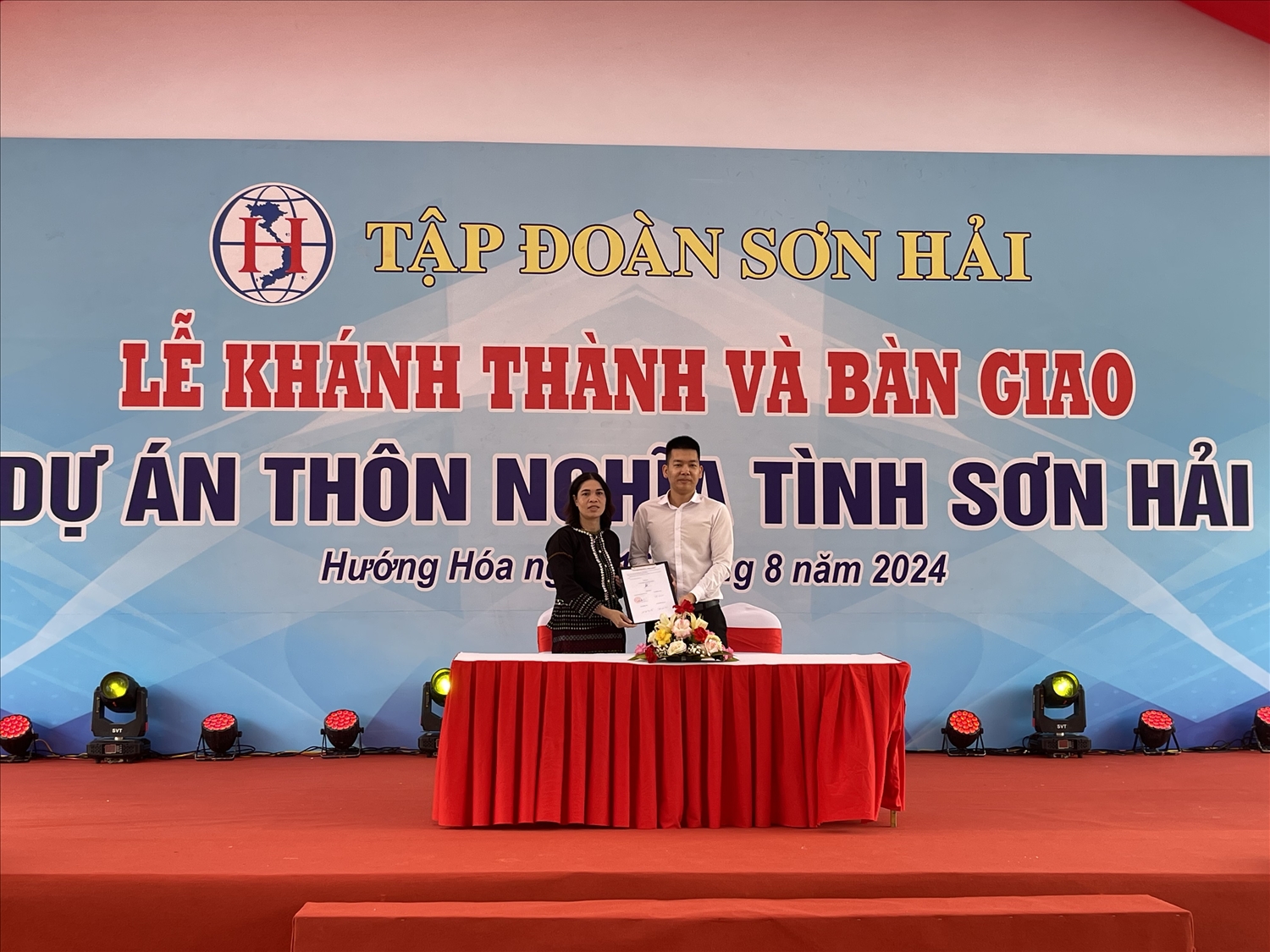 Đại diện Tập đoàn Sơn Hải và UBND xã Hướng Lập ký bàn giao “Thôn nghĩa tình Sơn Hải”.