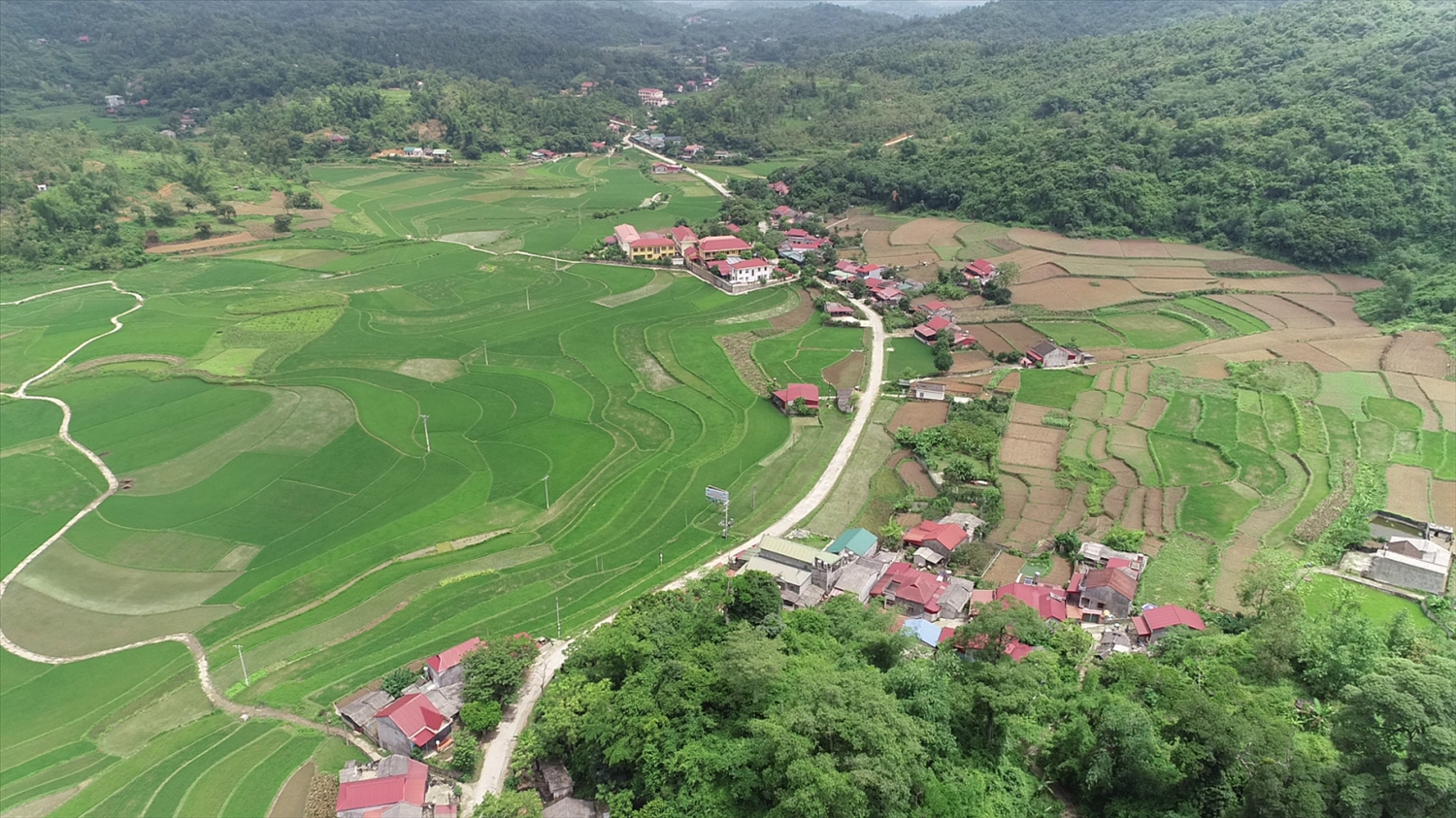 Thôn Khòn Cải, xã nông thôn mới Liên Hội, huyện Văn Quan nhìn từ trên cao.