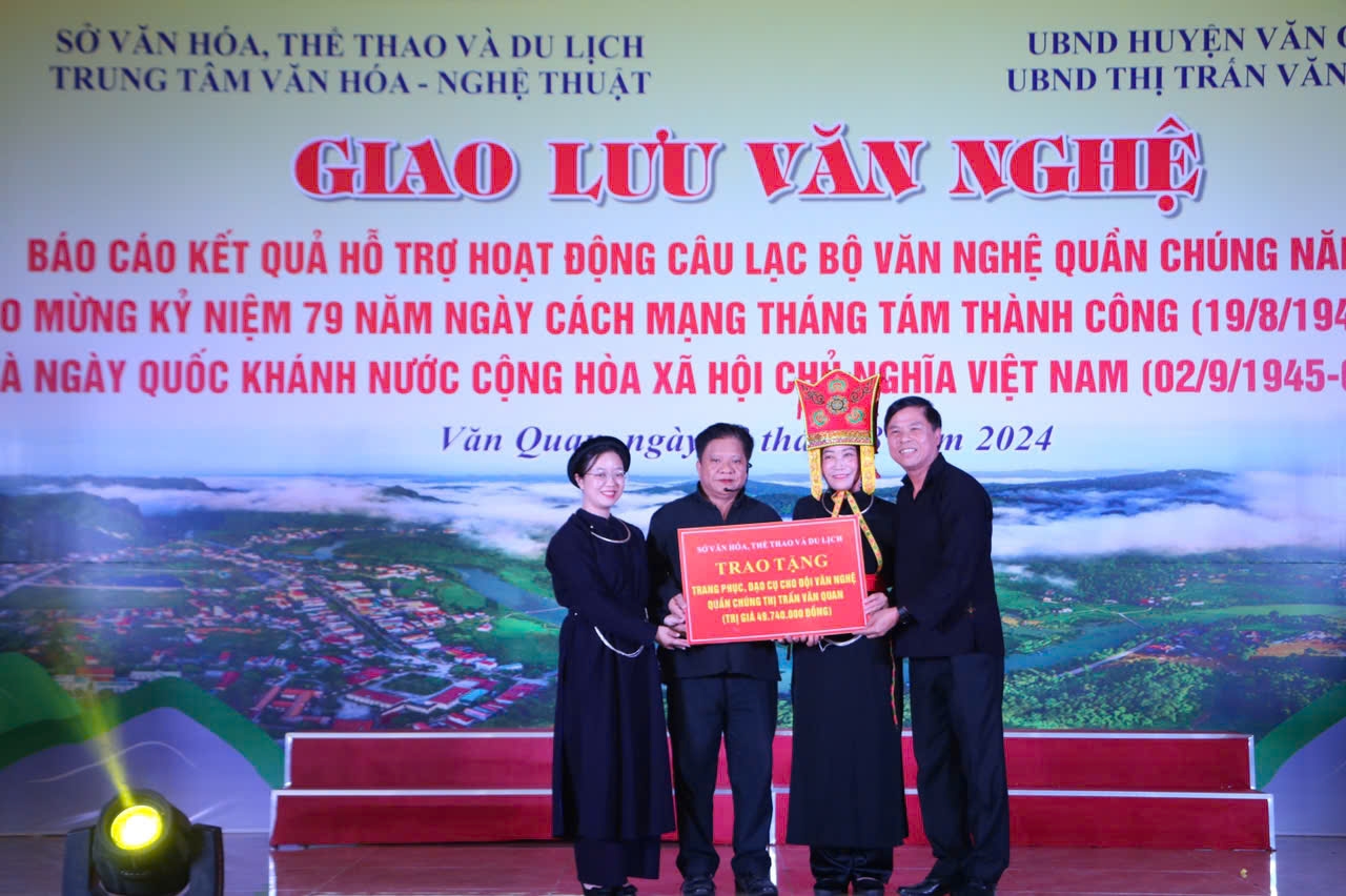 Đại diện lãnh đạo Sở Văn hóa Thể thao và Du lịch trao tặng kinh phí hỗ trợ mua trang phục, đạo cụ cho Đội văn nghệ quần chúng thị trấn Văn Quan, huyện Văn Quan.