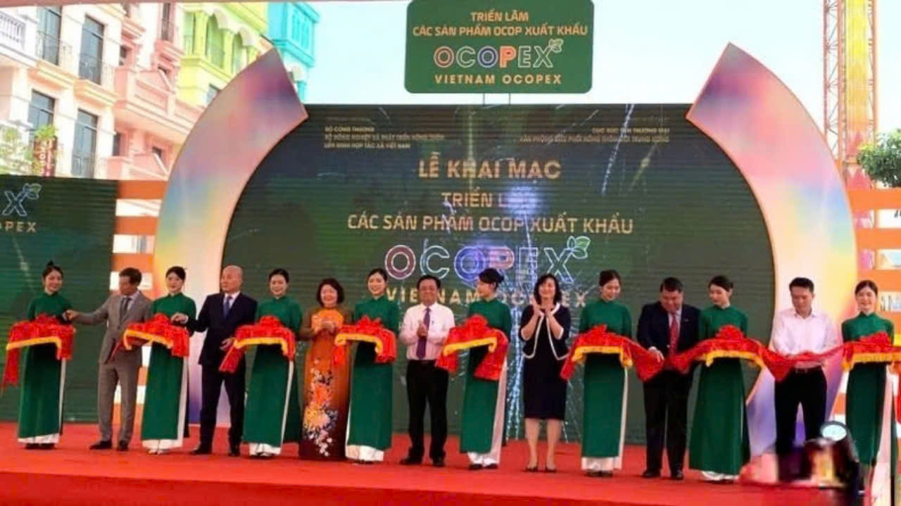 Cắt băng khai mạc Triển lãm các sản phẩm OCOP xuất khẩu (VIETNAM OCOPEX)