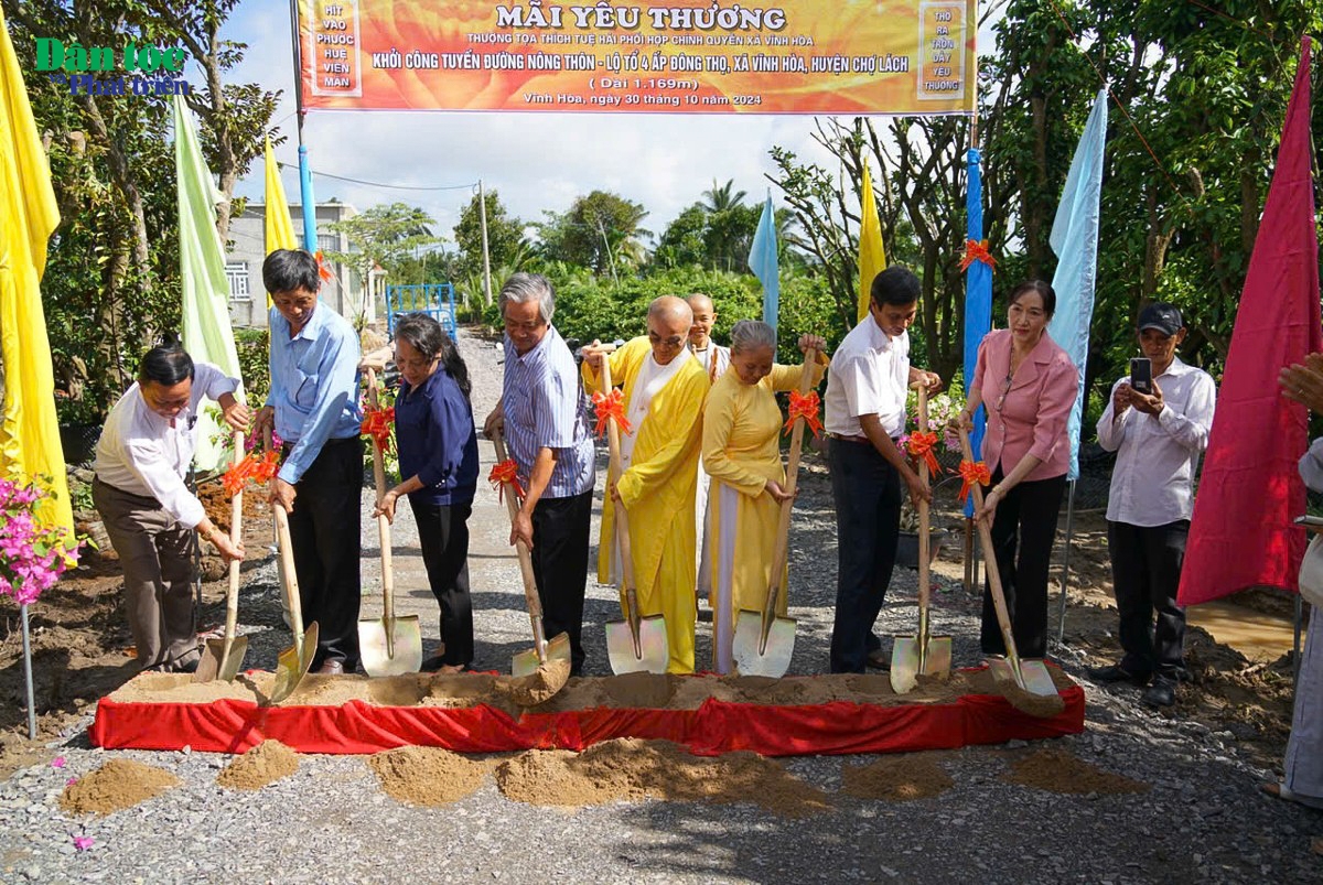 Khởi công tuyến đường nông thôn ấp Đông Thọ, xã Vĩnh Hòa, huyện Chợ Lách, tỉnh Bến Tre