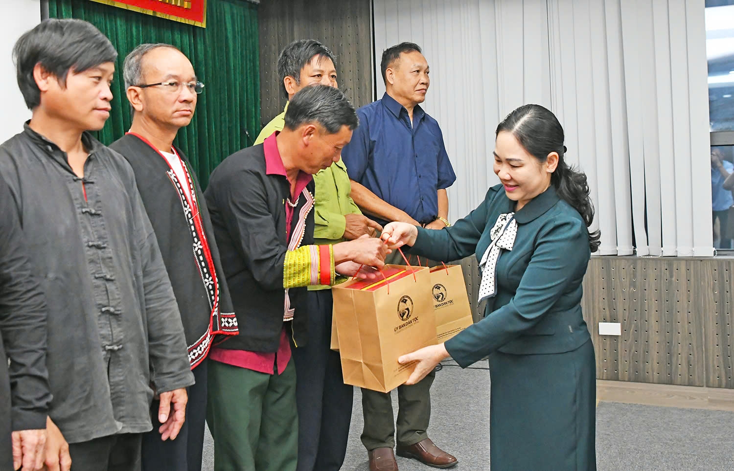 Thứ trưởng, Phó Chủ nhiệm Nông Thị Hà tặng quà cho các đại biểu