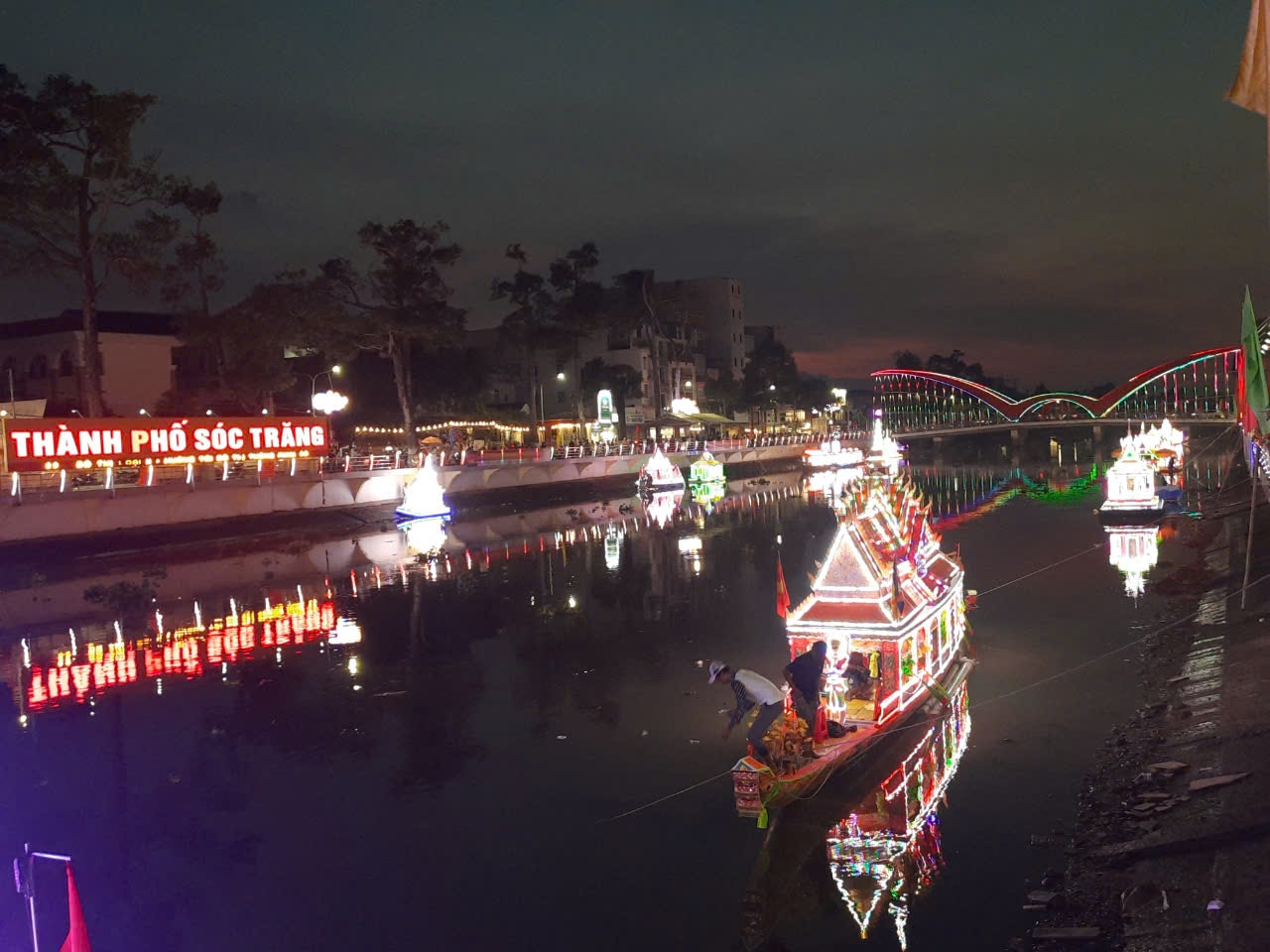 Hiện nay, ghe Cà Hâu không còn được dùng trong các dịp đua ghe Ngo của đồng bào Khmer như trước nhưng với ý thức, trách nhiệm trong việc bảo tồn những vật dụng sinh hoạt, có giá trị văn hóa độc đáo trong đời sống tinh thần của đồng bào, một số ghe Cà Hâu cổ thiết kế, trang trí kỳ công, vẫn đang được các chùa Khmer ở Sóc Trăng đưa vào bảo quản, trưng bày.