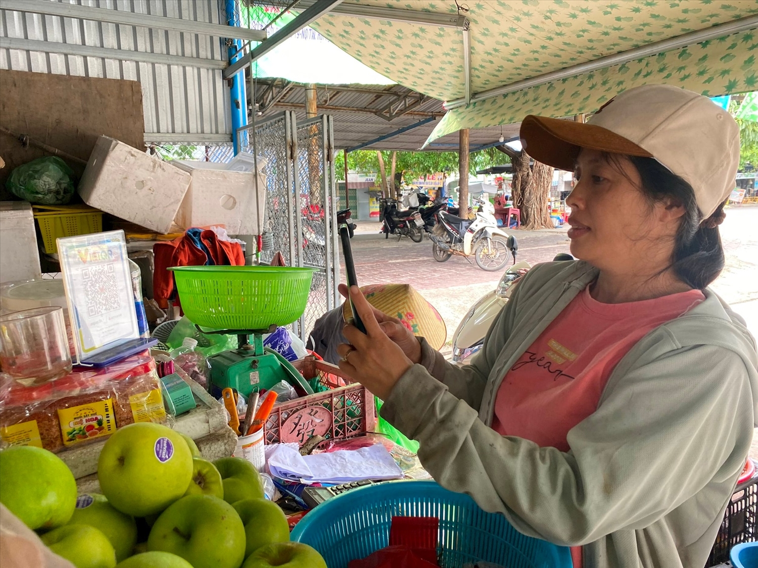 Người dân thanh toán điện tử khi mua hàng