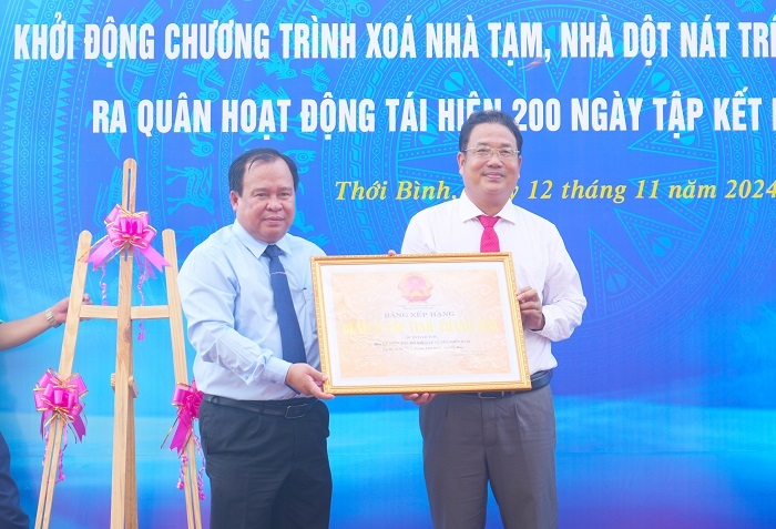 Ông Nguyễn Minh Luân, Phó Chủ tịch UBND tỉnh trao Bằng xếp hạng di tích cho ông Lý Minh Vững, Chủ tịch UBND huyện Thới Bình ( Cà Mau)