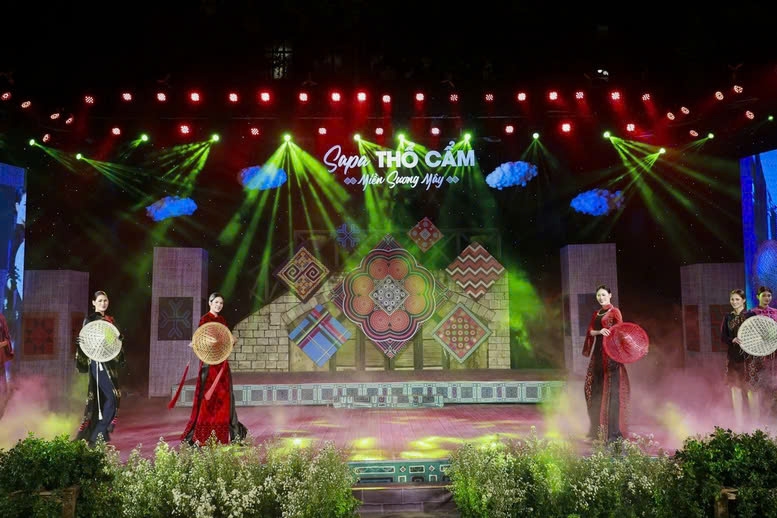 Màn trình diễn áo dài Thổ cẩm tại Festival Thổ cẩm Lào Cai-Sắc màu văn hóa năm 2024. Ảnh: VGP/Diệu Anh