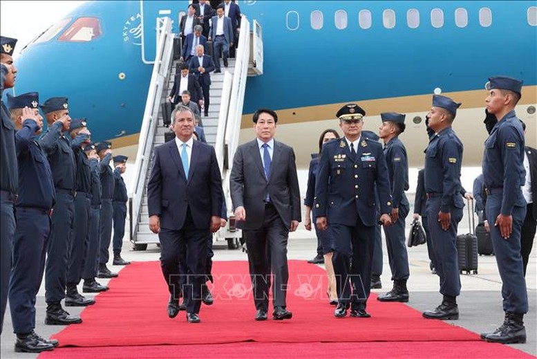 Lễ đón Chủ tịch nước Lương Cường tại sân bay quốc tế Jorge Chávez ở thủ đô Lima, Peru. Ảnh: TTXVN