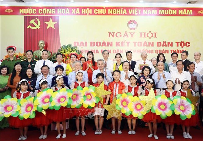 Tổng Bí thư Tô Lâm, Chủ tịch Quốc hội Trần Thanh Mẫn với cán bộ, nhân dân phường Quán Thánh, quận Ba Đình, Hà Nội - Ảnh: TTXVN