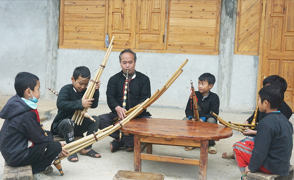 Tham gia Hội thi là các nghệ nhân đến từ 14 xã của huyện Bắc Hà có đồng bào dân tộc Mông sinh sống