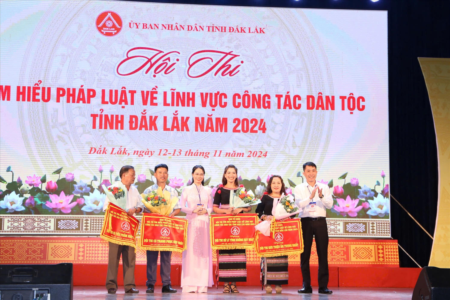 Ban tổ chức trao giải Ba cho các đội Krông Ana, Ea H’leo, Lắk