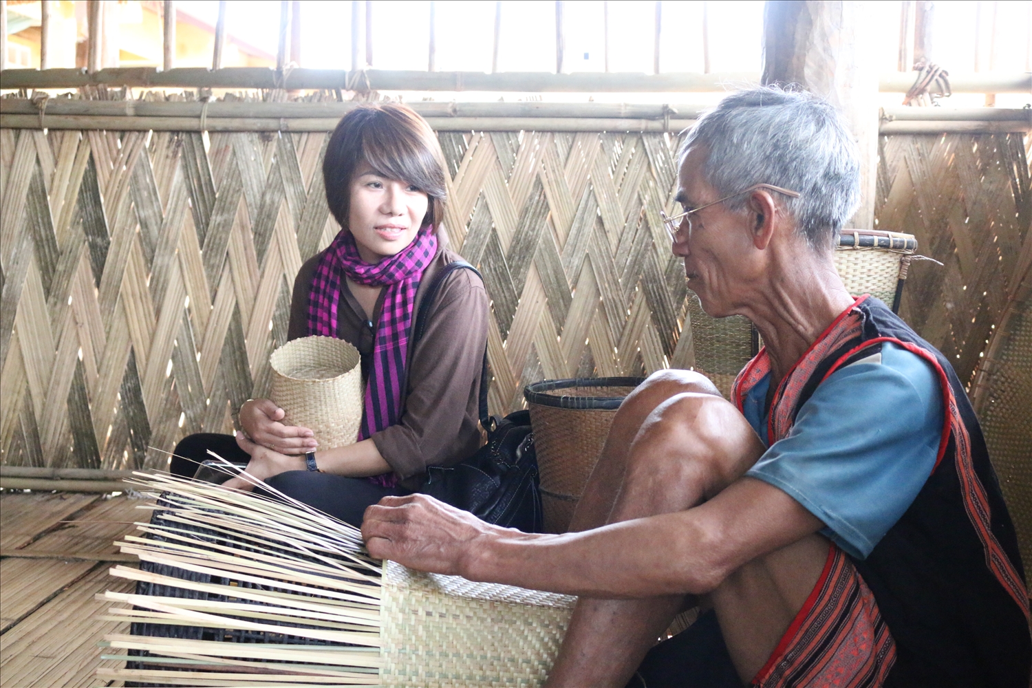 Đoàn khảo sát tìm hiểu nghề đan lát truyền thống của đồng bào Xơ Đăng ở làng Lê Văng, xã Đăk Na, huyện Tu Mơ Rông