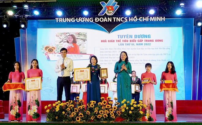 Lễ Trao tặng Giải thưởng “Nhà giáo trẻ tiêu biểu” cấp Trung ương lần thứ III, năm 2022 của Trung ương Đoàn Thanh niên Cộng sản Hồ Chí Minh. Ảnh: minh họa