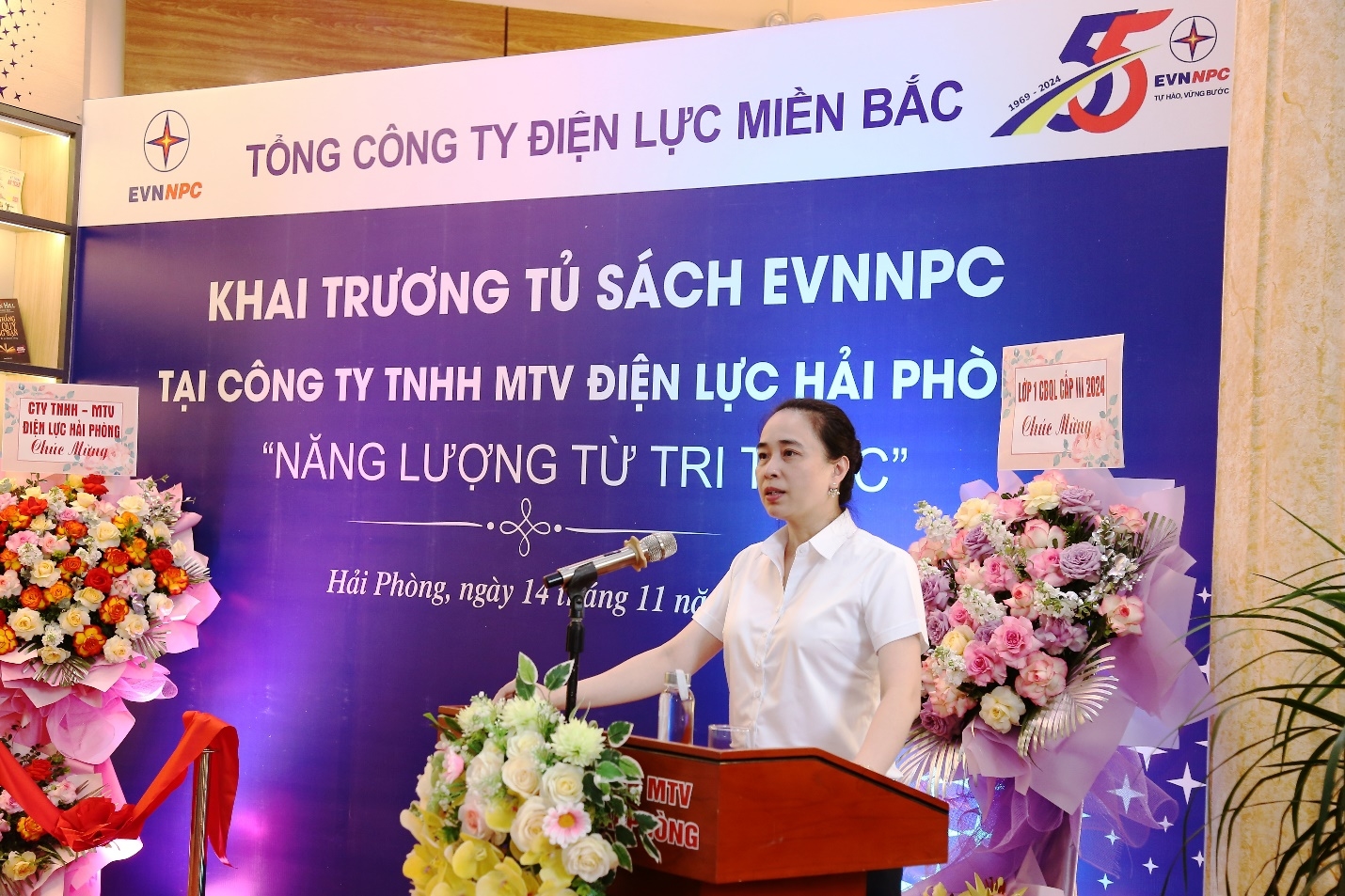 Bà Đỗ Nguyệt Ánh, Bí thư Đảng ủy, Chủ tịch HĐTV EVNNPC phát biểu tại lễ khai trương tủ sách EVNNPC tại Công ty TNHH MTV Điện lực Hải Phòng