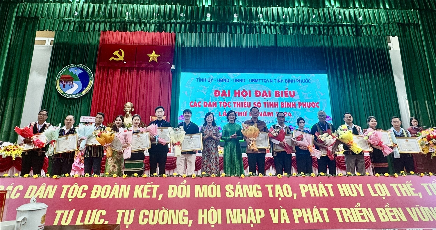 Bà Huỳnh Thị Hằng, Phó Bí thư Thường trực Tỉnh uỷ và bà Trần Tuyết Minh, Phó Chủ tịch UBND tỉnh Trao Bằng khen của Chủ tịch UBND tỉnh Bình Phước đến các cá nhân