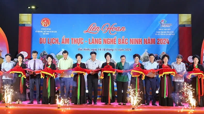 Các đại biểu cắt băng khai trương liên hoan du lịch ẩm thực - làng nghề Bắc Ninh năm 2024