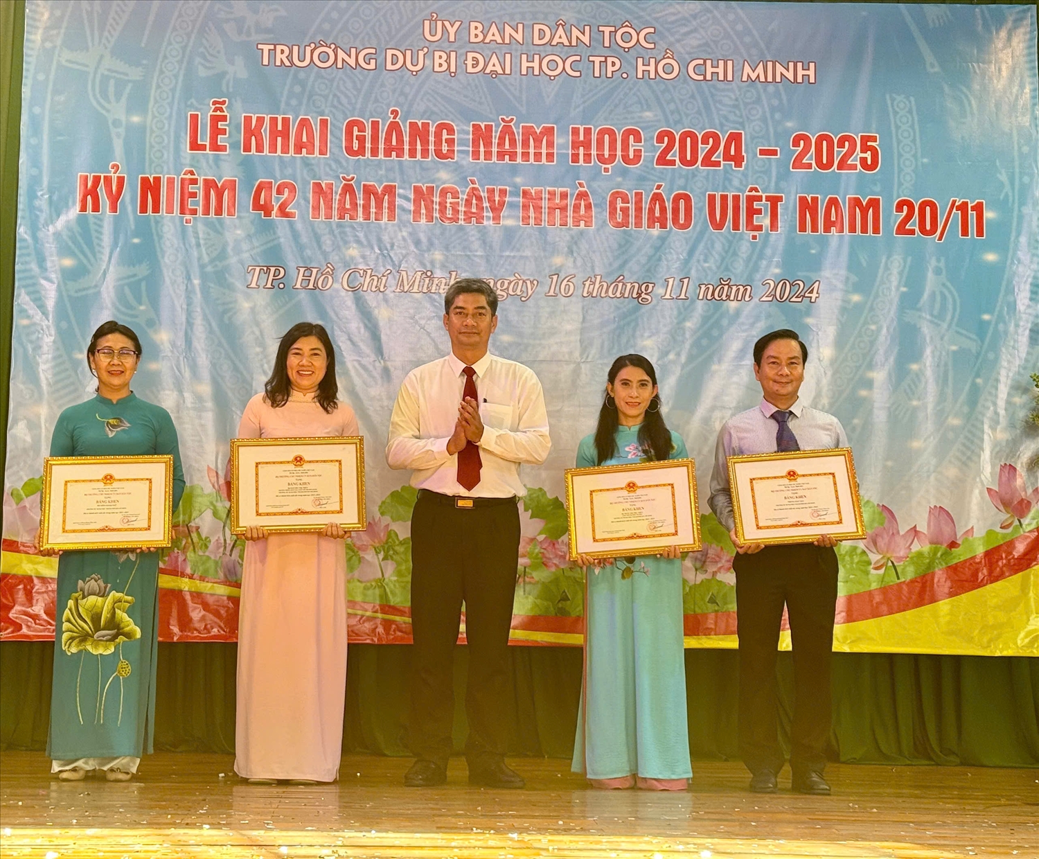 Thứ trưởng Y Vinh Tơr trao Bằng khen của Bộ trưởng, Chủ nhiệm UBDT đến các tập thể và cá nhân của Trường Dự bị đại học TP.HCM