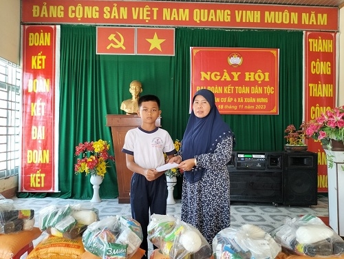 Phụ nữ DTTS ở Đồng Nai ngày càng tự tin khẳng định vai trò, vị thế của mình trong đời sống xã hội. (Trong ảnh: Chị Sou A Tahm dân tộc Chăm, ở ấp 4, xã Xuân Hưng, huyện Xuân Lộc không chỉ là điển hình làm kinh tế giỏi tại địa phương mà còn là mạnh thường quân giúp đỡ rất nhiều hoàn cảnh khó khăn ở địa phương). 