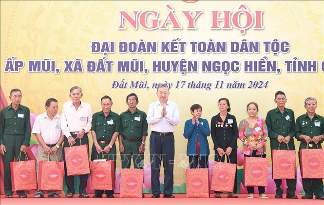 Tổng Bí thư Tô Lâm trao quà cho các gia đình chính sách. Ảnh: Thống Nhất/TTXVN