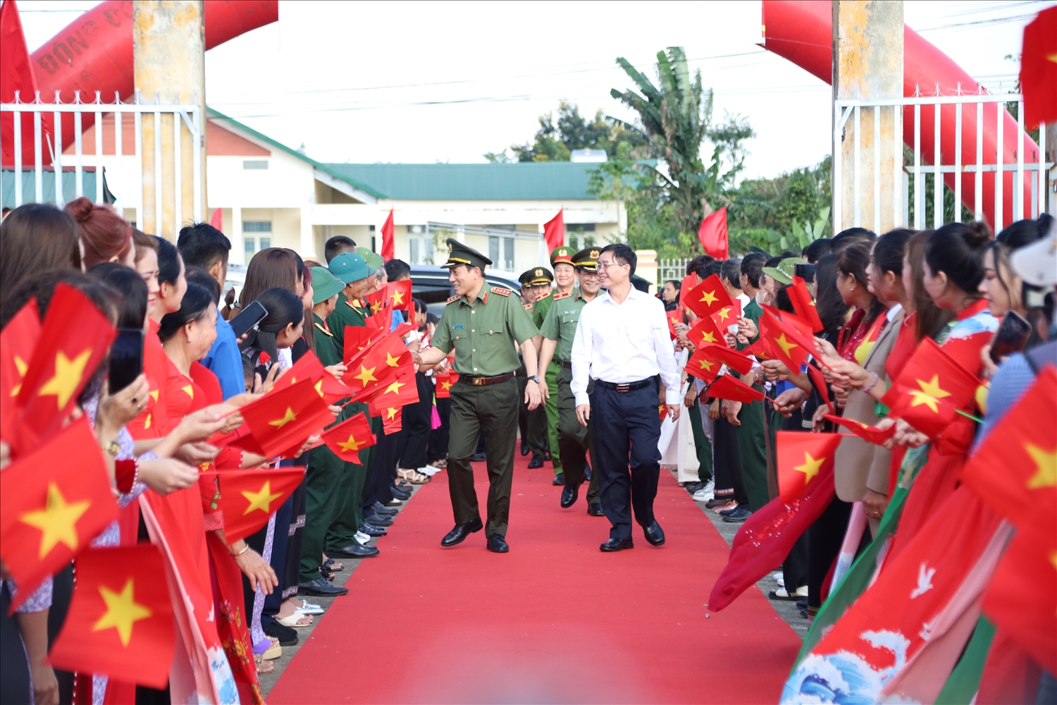 Nhân dân trên địa bàn chào đón các đại biểu Trung ương, đại biểu tỉnh về dự Ngày hội