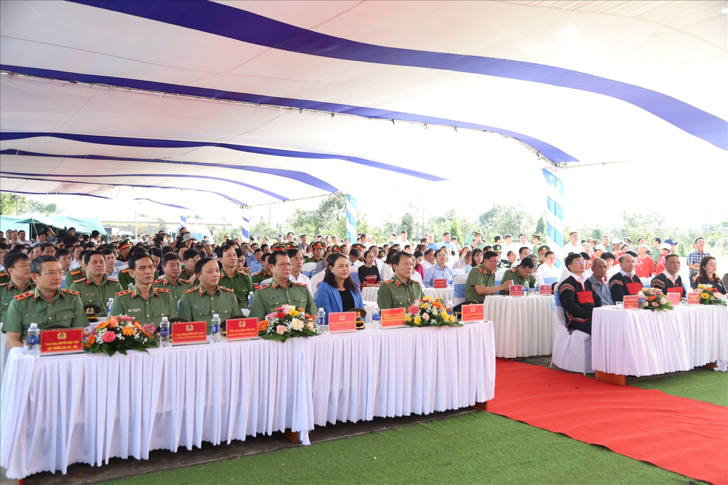 Đại biểu Trung ương, địa phương và Nhân dân xã Ea Ktur tham dự Ngày hội đại đoàn kết toàn dân tộc