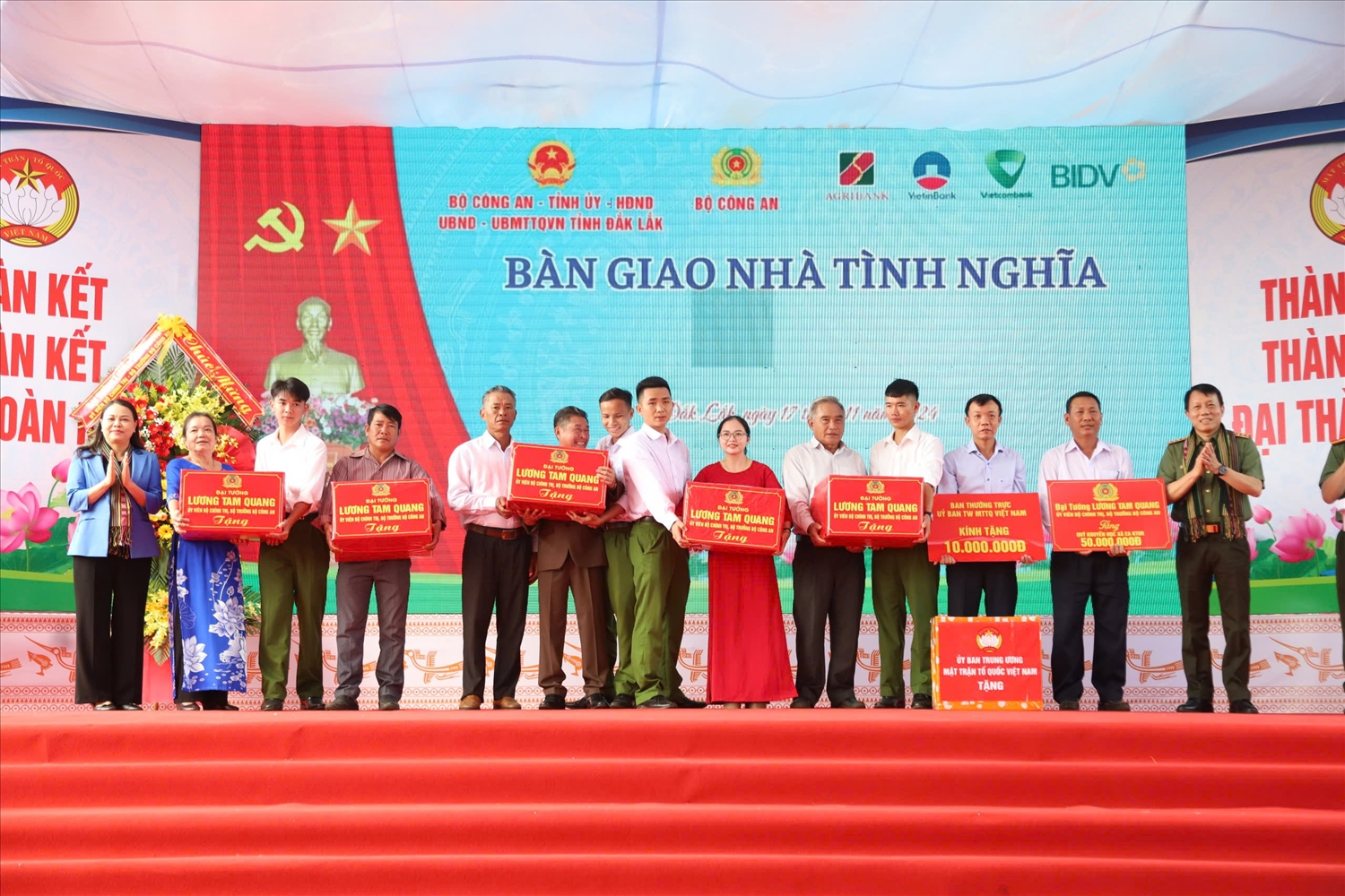 Bộ trưởng Bộ Công an Đại tướng Lương Tam Quang và Phó Chủ tịch - Tổng Thư ký Ủy ban Trung ương MTTQ Việt Nam Nguyễn Thị Thu Hà trao quà cho các hộ gia đình