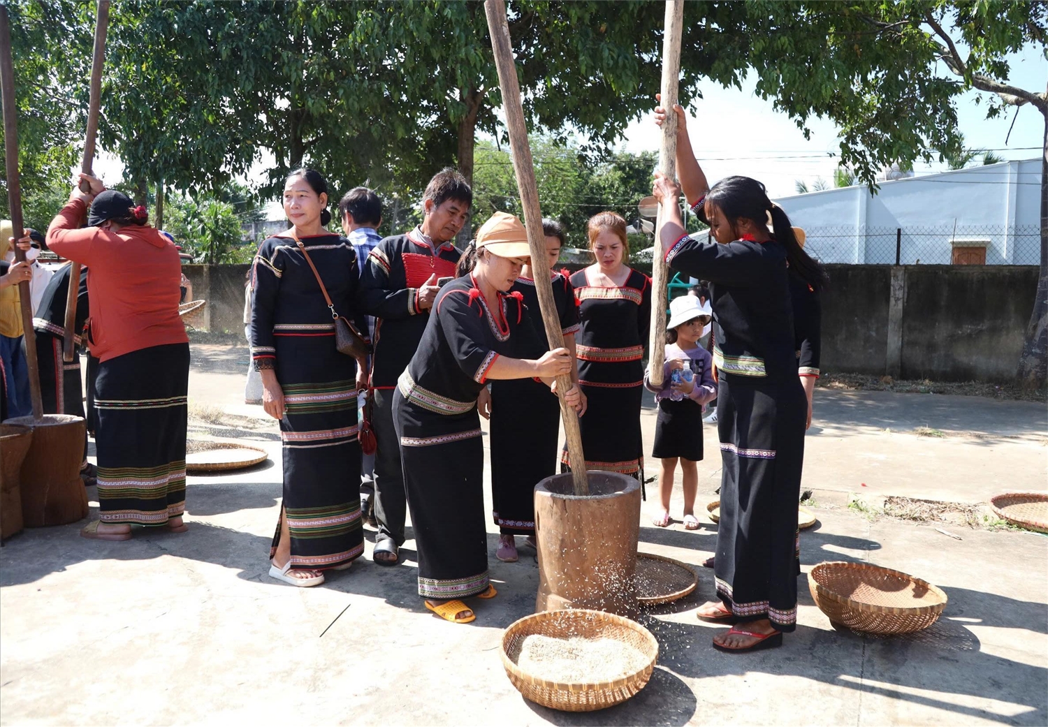 Nhân dân các dân tộc xã Ea Ktur vui Ngày hội Đại đoàn kết toàn dân tộc