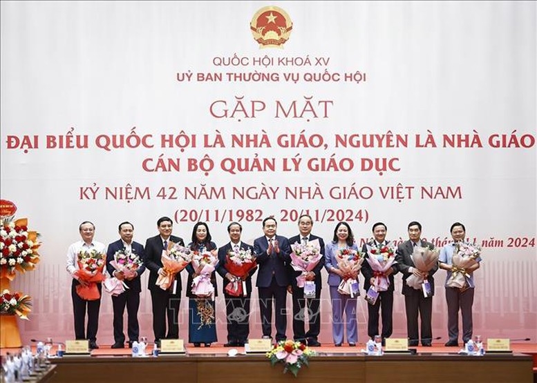 Chủ tịch Quốc hội Trần Thanh Mẫn tặng hoa chúc mừng các đại biểu. Ảnh: TTXVN