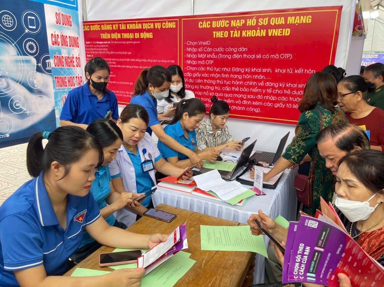 Tổ công nghệ số huyện Quỳ Châu hướng dẫn người cài đặt và sử dụng các ứng dụng số lên điện thoại