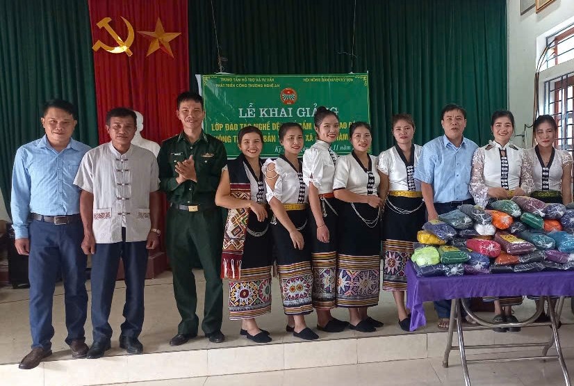  Các hội viên phụ nữ tham gia học nghề dệt thổ cẩm chụp ảnh cùng cán bộ Hội Nông dân huyện Kỳ Sơn.