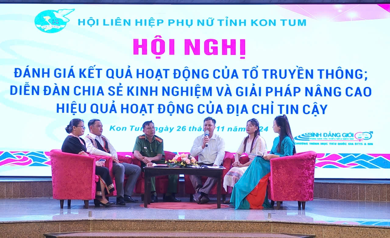 Đại diện các Tổ truyền thông cộng đồng và mô hình Địa chỉ tin cậy chia sẻ những kinh nghiệm thực tế trong quá trình thực hiện các nội dung của Dự án 8