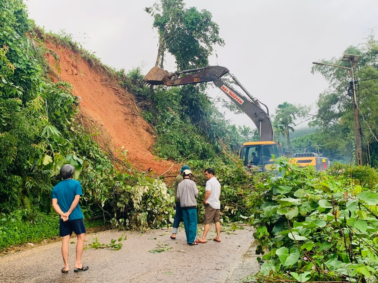 Chính quyền và ngành chức năng huyện Bắc Trà My đang nỗ lực khắc phục hậu quả sạt lở do mưa lớn những ngày qua (Ảnh: Tú Vân)