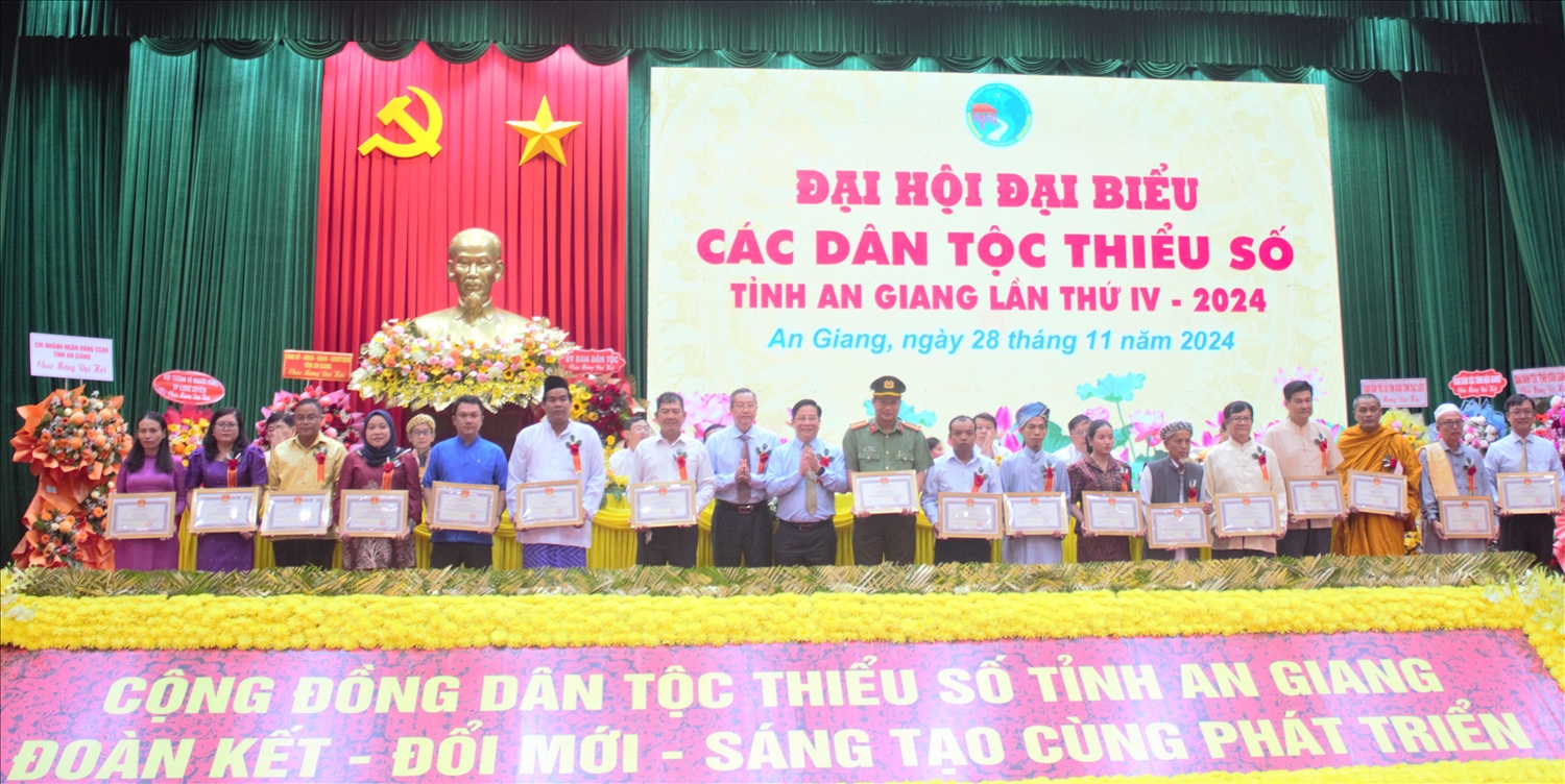 Lãnh đạo tỉnh An Giang tặng Bằng khen cho tập thể và cá nhân có thành tích trong thực hiện chính sách dân tộc