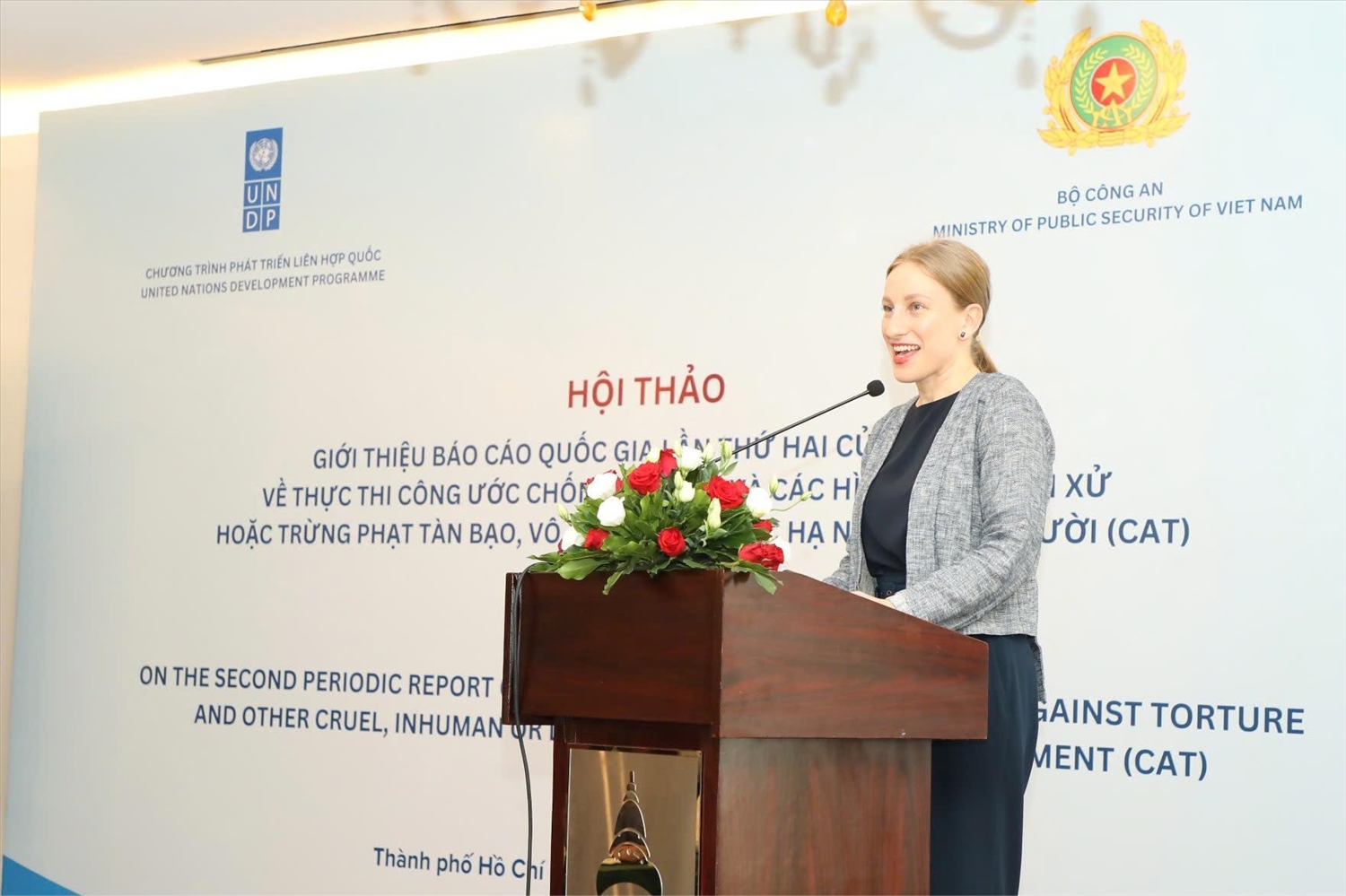 Bà Sabina Stein, Trợ lý Trưởng Đại diện Thường trú, Trưởng nhóm Quản trị và Tham gia UNDP phát biểu tại Hội Thảo (Ảnh: BTC)