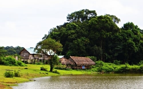 hững ngôi nhà sàn của người Mnông quanh trảng cỏ Bù Lạch, huyện Bù Đăng.