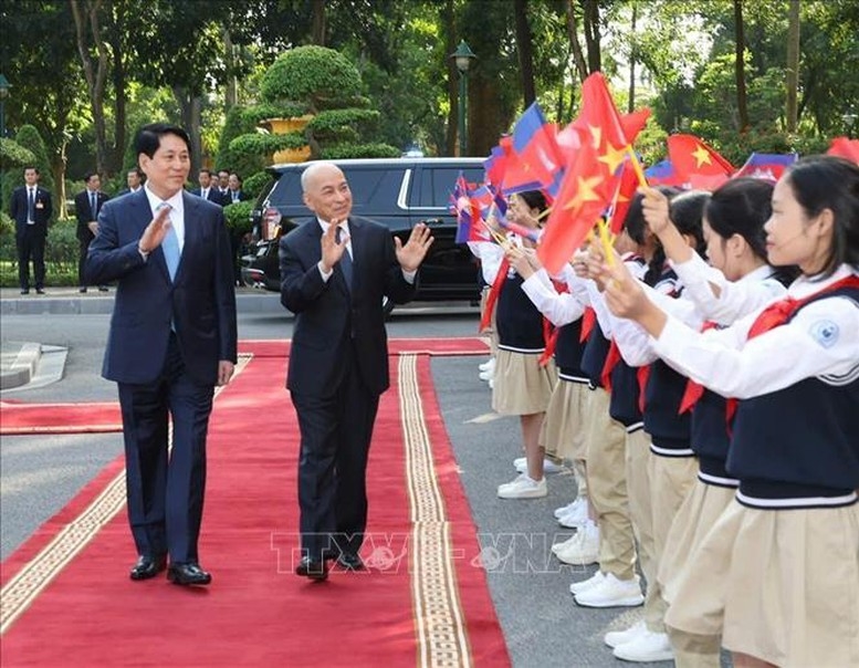 Thiếu nhi Thủ đô chào đón Quốc vương Campuchia Norodom Sihamoni thăm cấp Nhà nước tới Việt Nam - Ảnh: TTXVN