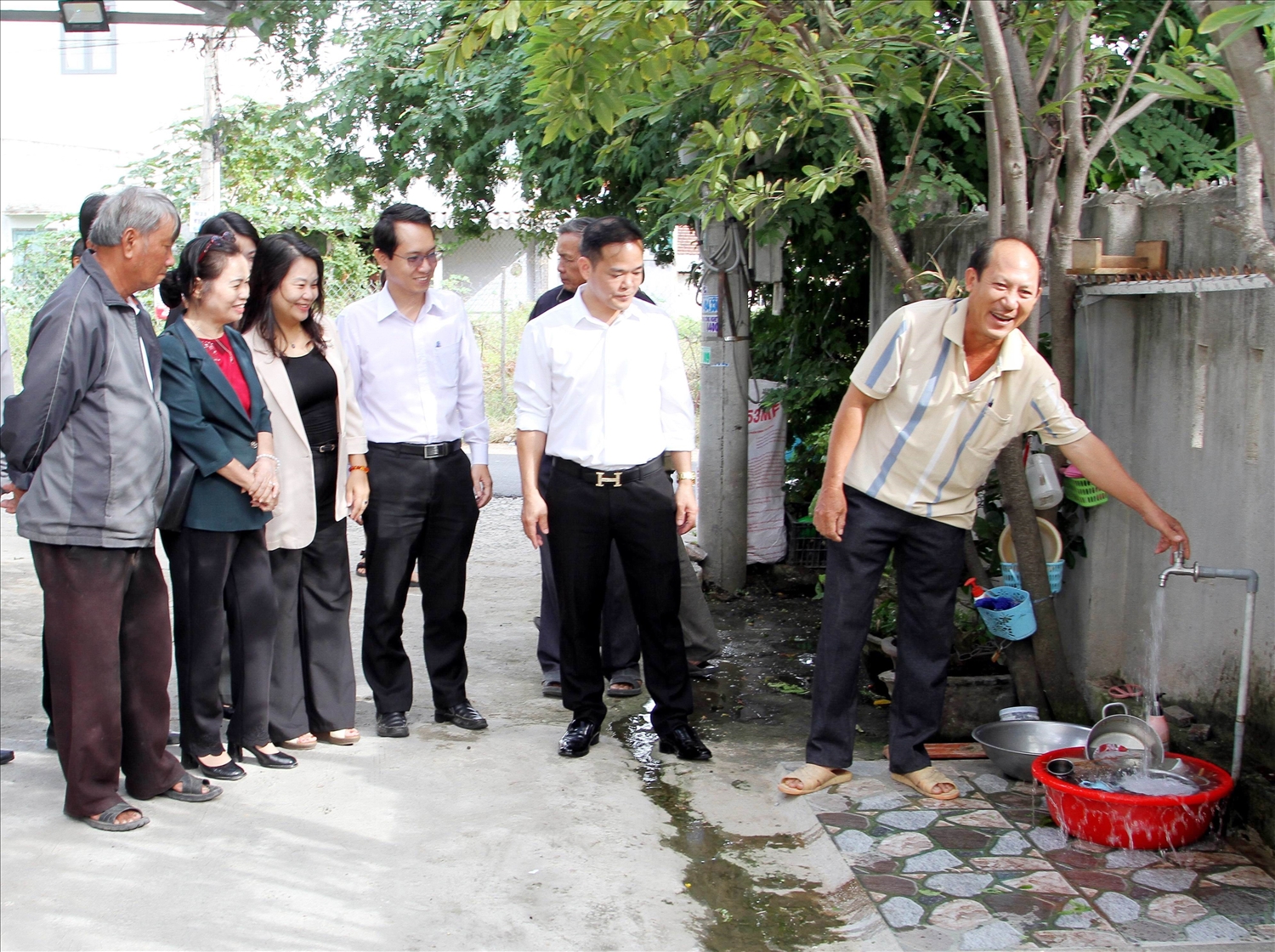 Đoàn công tác của Ủy ban Trung ương MTTQ Việt Nam giám sát chương trình nước sạch sinh hoạt tại khu phố Mỹ Nghiệp, thị trấn Phước Dân. 