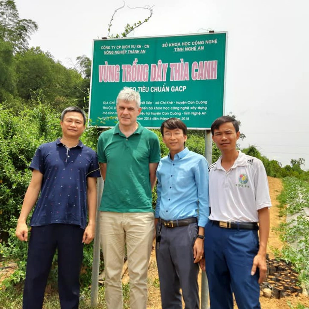 Giám đốc Phan Xuân Diện (áo đen) giới thiệu về cây dược liệu với chuyên gia nước ngoài