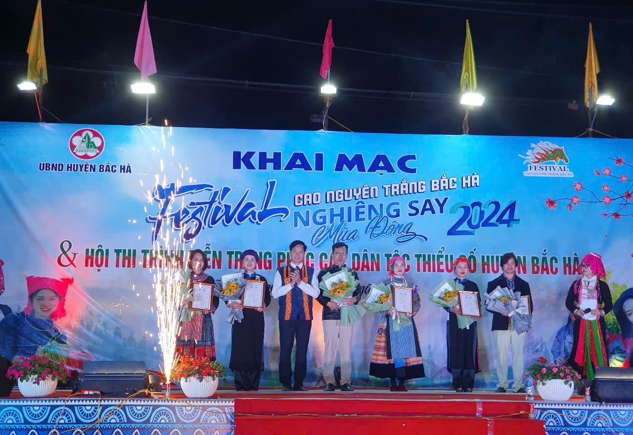 ông Trần Xuân Thảo, Phó Chủ tịch UBND huyện Bắc Hà, Trưởng ban Tổ chức Festival Cao nguyên trắng Bắc Hà năm 2024 trao giải Nhất cho đội số 4