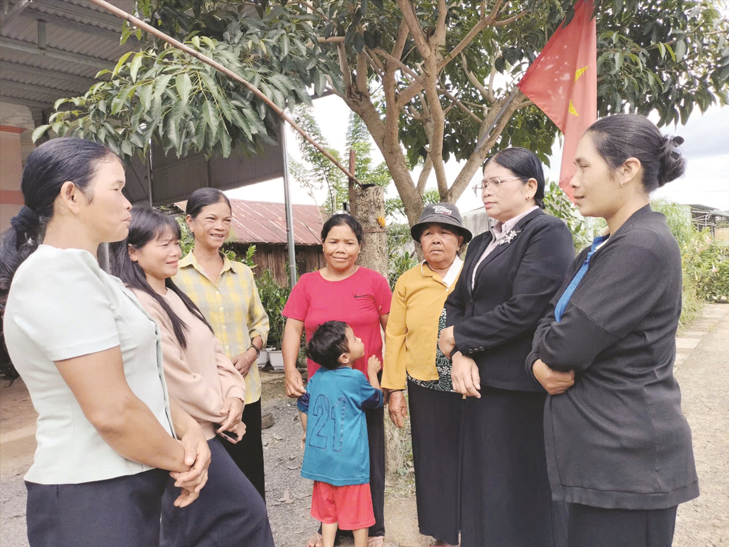 Bà Ka Phờm (thứ 2 bên phải) đang trò chuyện với chị em phụ nữ xã Lộc Lâm