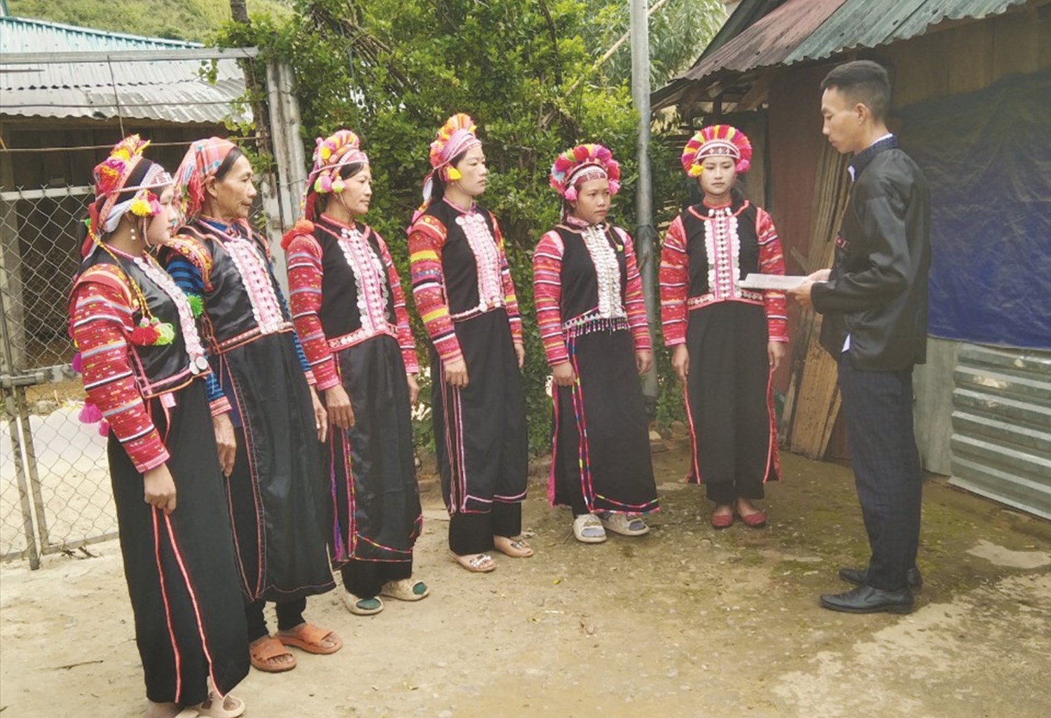 Người có uy tín tuyên truyền, vận động bà con chấp hành chủ trương của Đảng, chính sách, pháp luật của Nhà nước