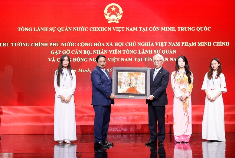 Thủ tướng tặng quà cho cán bộ, nhân viên Tổng lãnh sự quán Việt Nam tại Côn Minh - Ảnh: VGP/Nhật Bắc