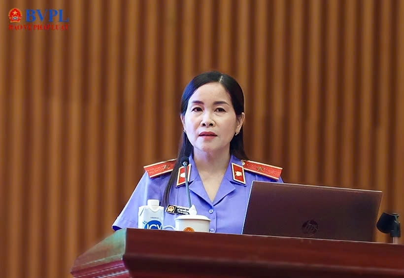 Đồng chí Lê Thị Kiều Nga, Phó Vụ trưởng Vụ 1, VKSND tối cao trình bày báo cáo chuyên đề tại Hội nghị