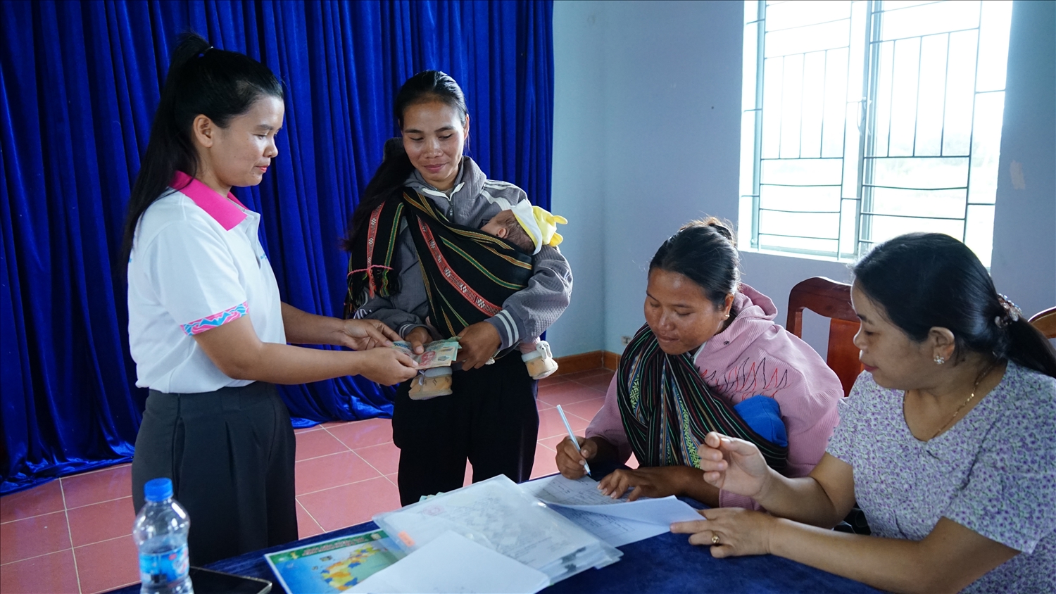 Hội LHPN xã Chư A Thai chi trả chế độ gói chính sách hỗ trợ phụ nữ DTTS sinh đẻ an toàn và chăm sóc sức khoẻ trẻ em