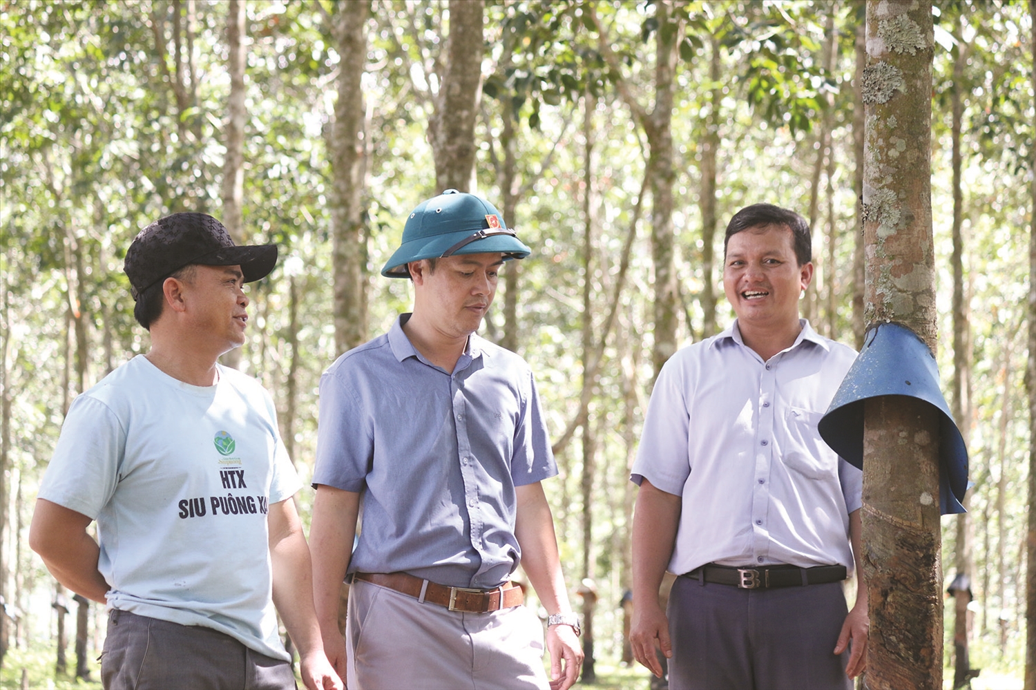 Gia đình anh A Nếp (ngoài cùng bên trái) đã có nguồn thu nhập ổn định từ việc phát triển cây cao su.