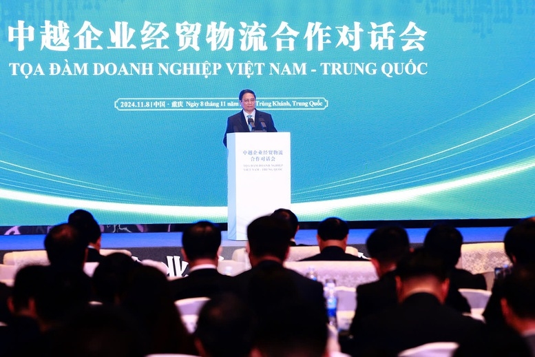 Thủ tướng đề nghị doanh nghiệp hai nước đẩy mạnh hợp tác đầu tư kinh doanh, phát huy vai trò kết nối 2 nền kinh tế, cả về kết nối cứng, kết nối mềm, kết nối giao thông, hạ tầng viễn thông - Ảnh: VGP/Nhật Bắc