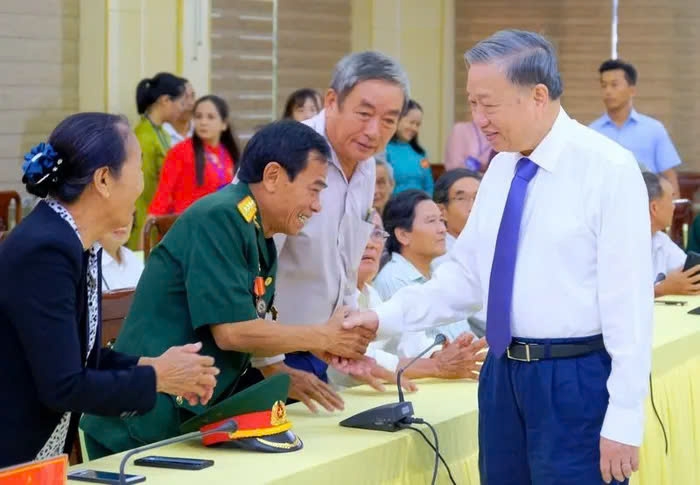 Tổng Bí thư Tô Lâm thăm hỏi, động viên các thương binh, bệnh binh, gia đình có công với cách mạng tại Quảng Trị. (Ảnh: Báo Quảng Trị)