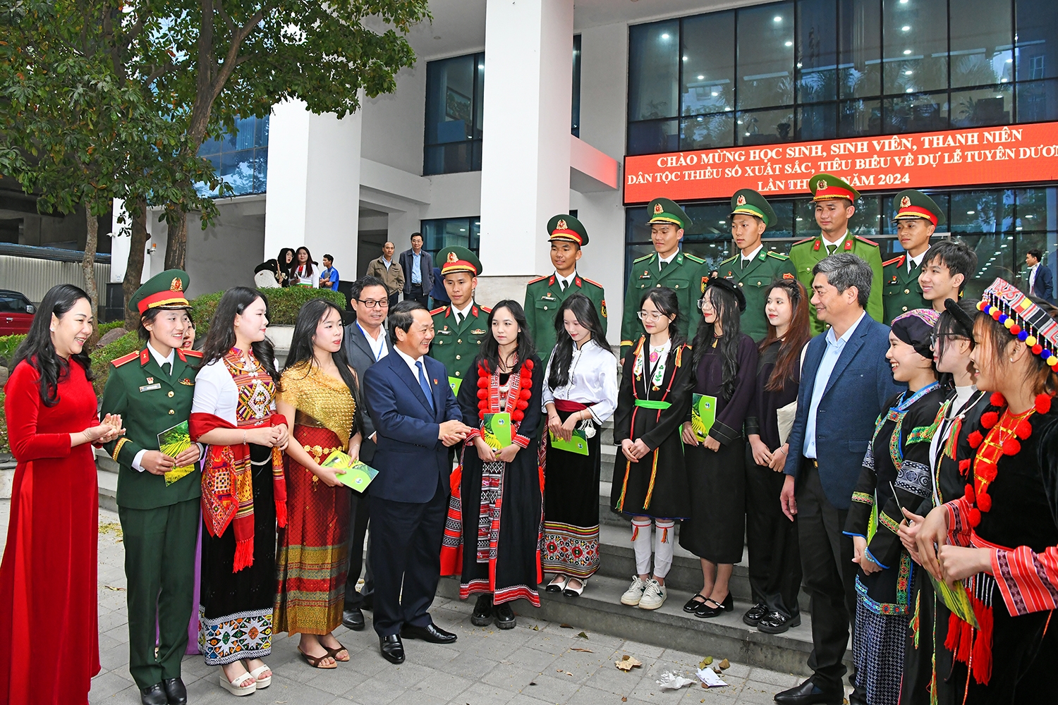 Bộ trưởng, Chủ nhiệm Hầu A Lềnh cùng các Thứ trưởng, Phó Chủ nhiệm UBDT trò chuyện với các em học sinh, sinh viên, thanh niên DTTS