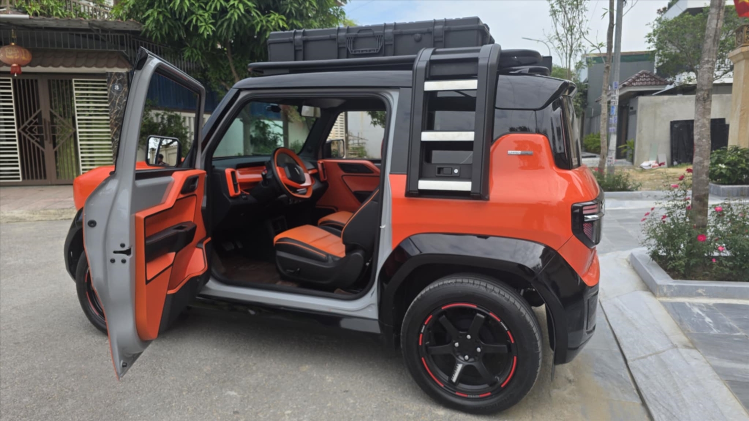 Dù thuộc phân khúc minicar nhưng không gian của VF 3 theo anh Văn là rộng rãi hơn so với một số xe xăng hạng A